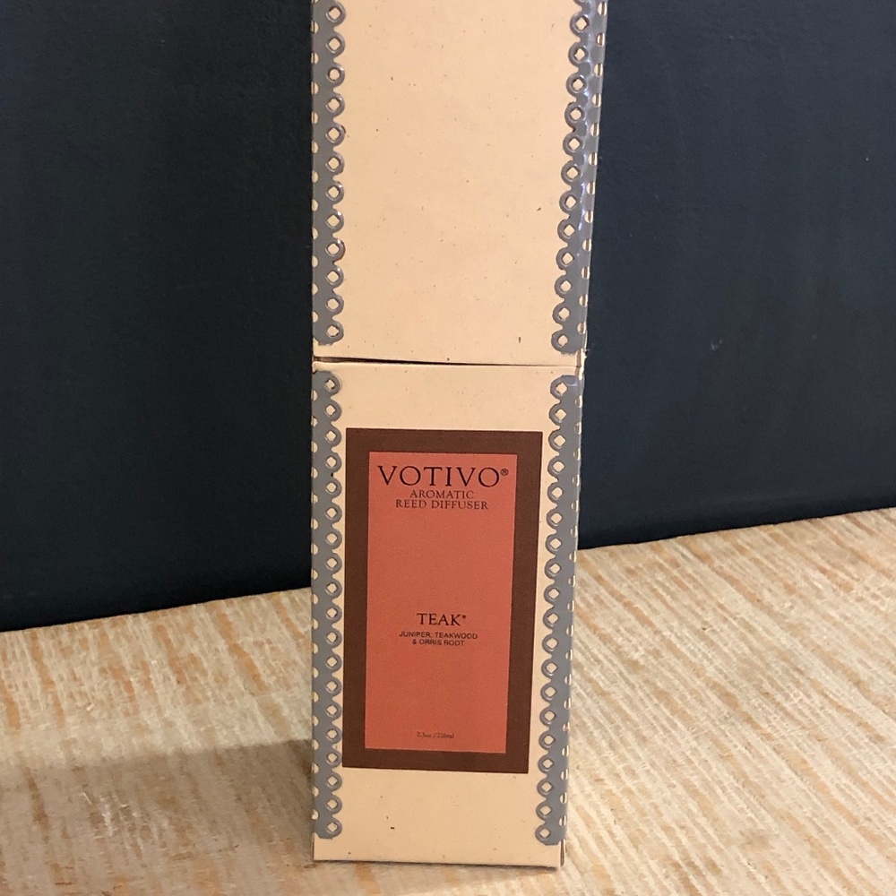 Votivo Reed Diffuser in Teak Scent